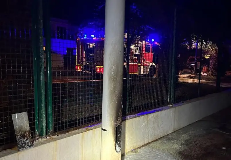 Imagen de la farola después de la actuación de los bomberos