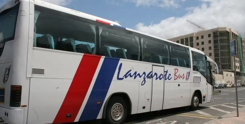 Imagen de una de las guaguas que cubre el transporte escolar en Lanzarote