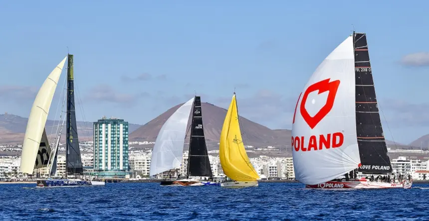 Imagen de varias embarcaciones participando en la apertura del RORC Transatlantic Race 2023.