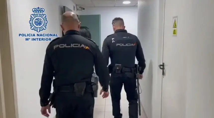 Mulera detenida en el Aeropuerto de Lanzarote.