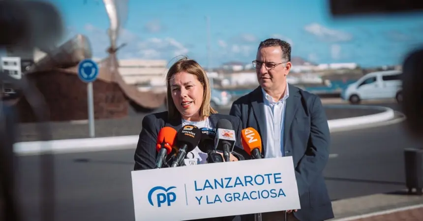 Astrid Pérez junto a Polí Suárez en la presentación de la candidatura del Ayuntamiento de Arrecife.