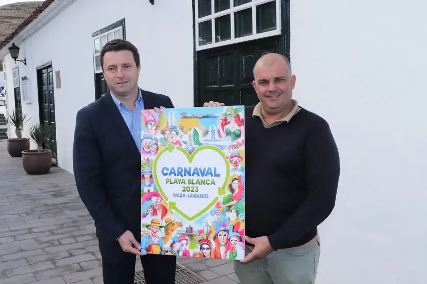 Óscar Noda y Javier Camacho junto al cartel del carnaval 2023.