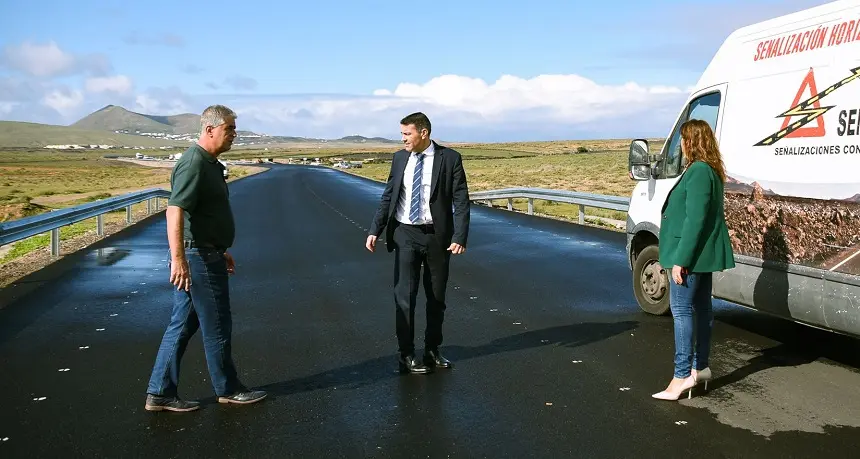 Imagen del alcalde y los concejales de Obras y Urbanismo visitando una de las zonas asfaltadas.