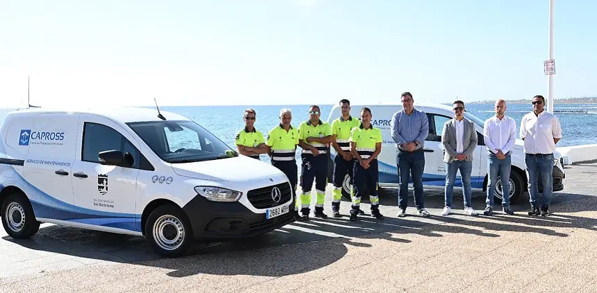 Isidro Pérez y Raúl de León junto a los nuevos trabajadores del personal de mantenimiento.