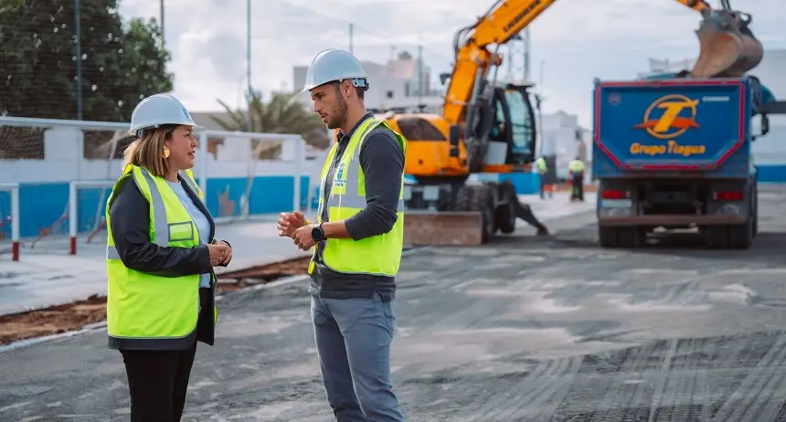 Visita de Astrid Pérez y Rosmen Quevedo a las obras del Agapito Reyes Viera.