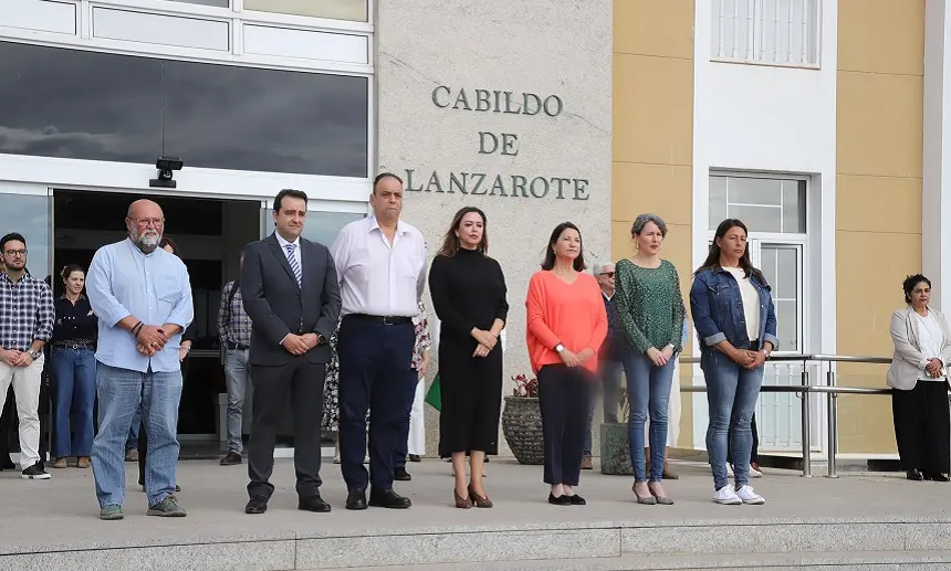 Imagen del grupo de gobierno del Cabildo realizando el minuto de silencio.