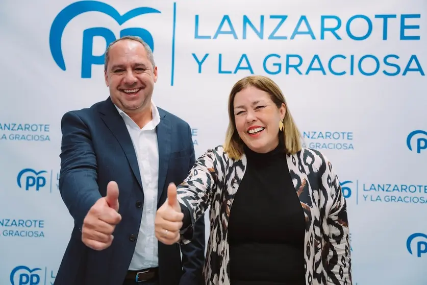 Juan Monzón junto a Astrid Pérez en la presentación de la candidatura de Yaiza
