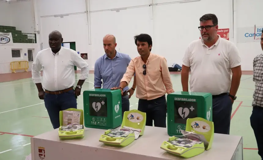 Componentes del Gobierno de San Bartolomé junto a Marcos Bergaz en la instalación de desfibriladores .