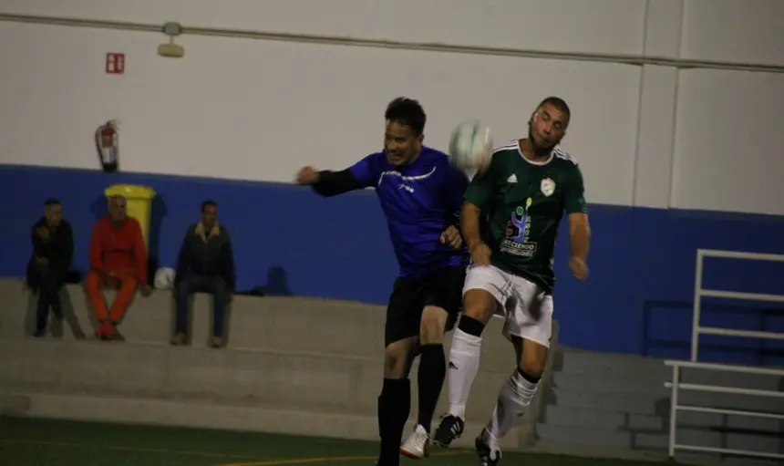 Jugadores del Leito de Proa y el Unión Sur Yaiza disputando un balón.