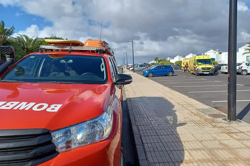 Imagen del coche de los Bomberos y las ambulancias del SUC durante la actuación.
