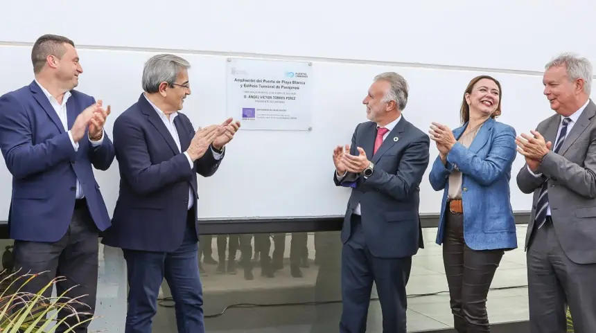 Ángel Víctor Torres junto a Román Rodríguez, Sebastián Franquis, María Dolores Corujo y Óscar Noda en la inauguración del muelle de Playa Blanca.