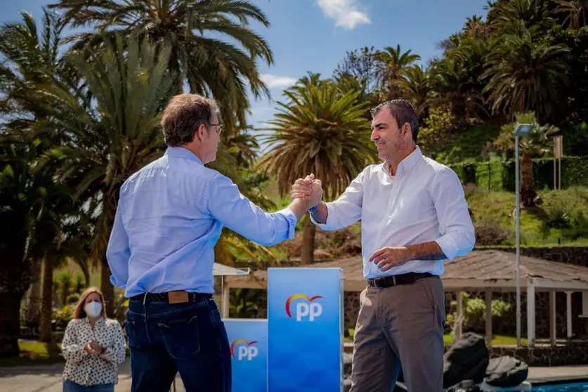 Alberto Núñez Feijóo con Manuel Domínguez en un acto del Partido Popular.