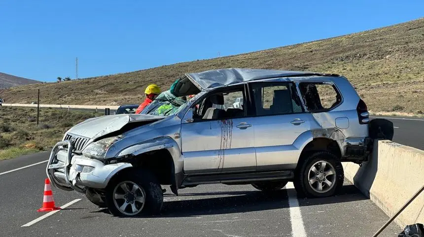 El vehículo quedó totlalmente destrozado por el fuerte impacto