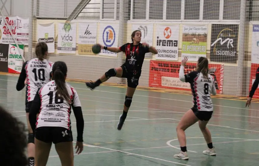 Imagen del lanzamiento de una de las jugadoras del CICAR