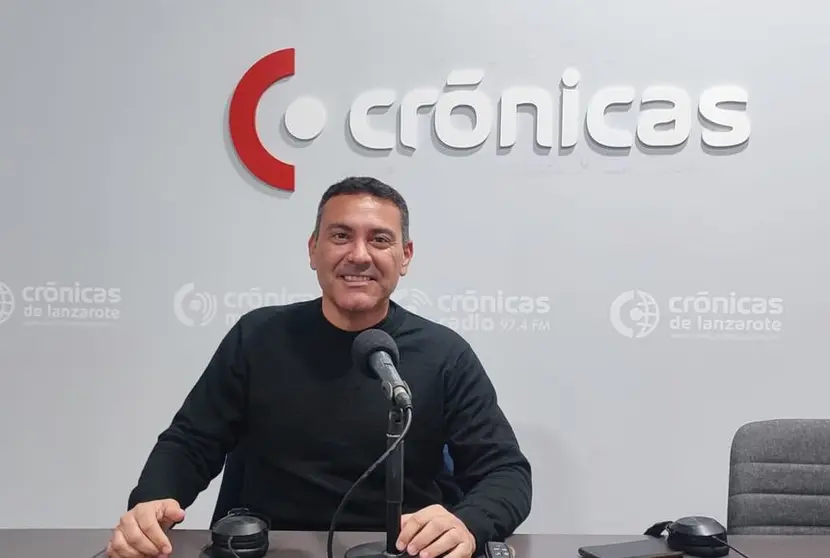 Oswaldo Betancort en el estudio de Crónicas Radio.