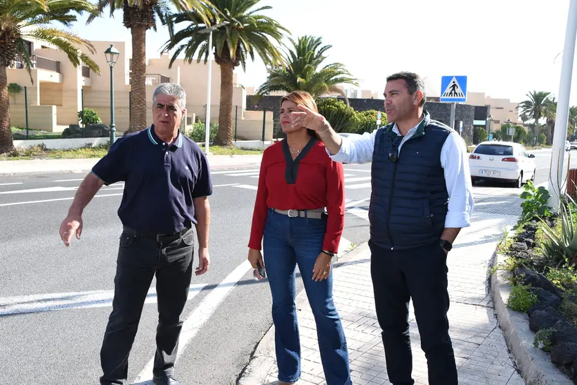 Eugenio Robayna, Olivia Duque y Oswaldo Betancort comprobando el acerado del municipio.