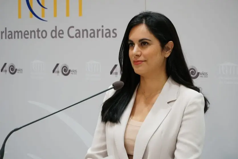 Vidina Espino en el Parlamento de Canarias.