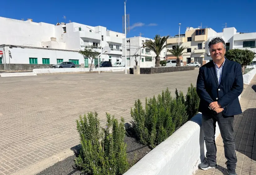 Armando Santana en la plaza de Los Leones en Titerroy.