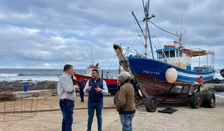 El consejero del PP, Jacobo Medina, acompañado por el candidato del PP a la Alcaldía de Tinajo, Ramón Ortiz, en un momento de su visita a La Santa para interesarse por las demandas de los pescadores.