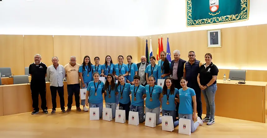 Jugadoras del Puerto del Carmen junto a los representantes del Consistorio de Tías.