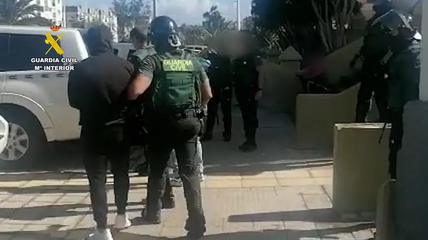 Imagen realizando la detención.