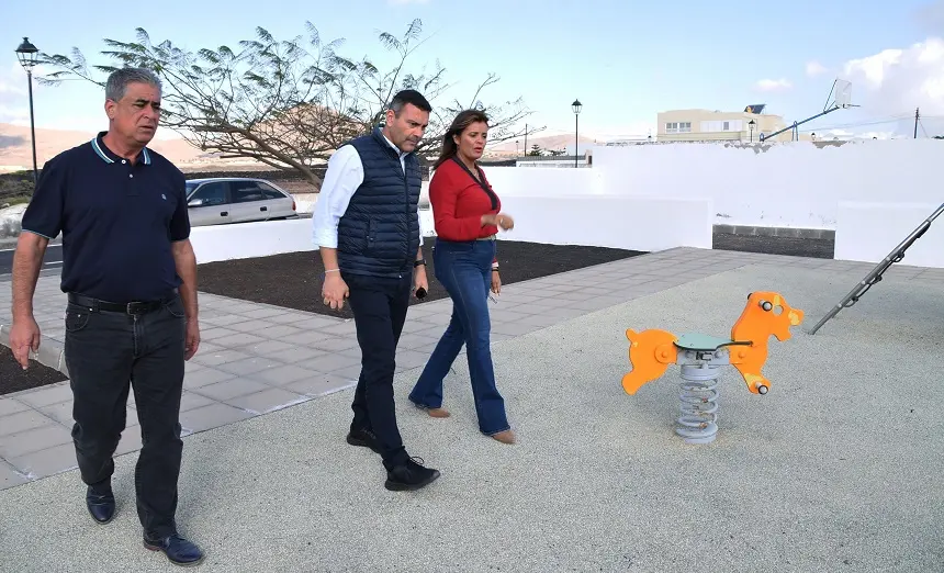 Oswaldo Betancort, Olivia Duque y Eugenio Robayna en los parques de Tahiche.