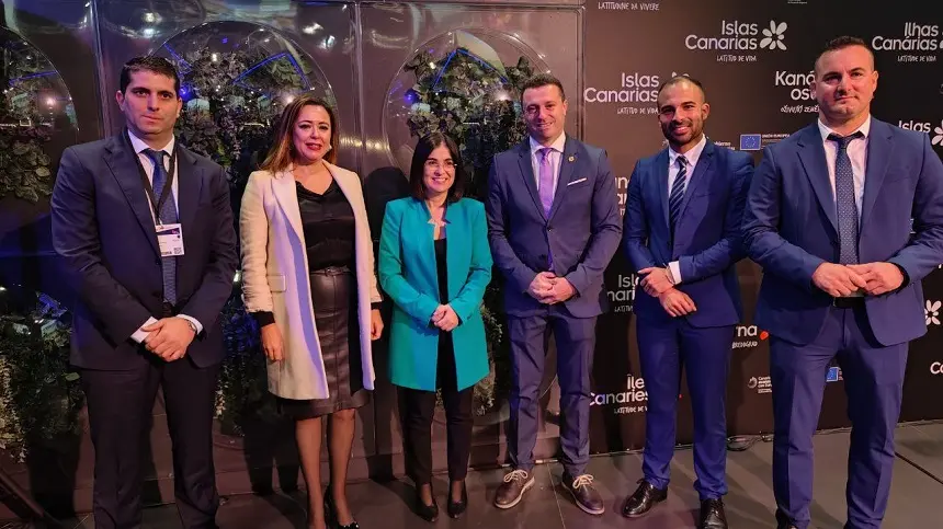 Carolina Darias junto a María Dolores Corujo y otros representantes de la política de Lanzarote en FITUR.