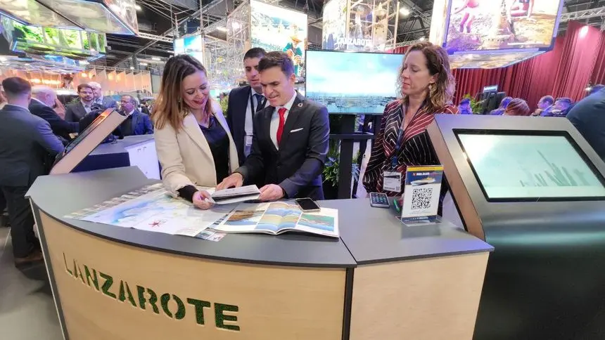 La presidenta del Cabildo, María Dolores Corujo, y el gerente de la Sociedad de Promoción Turística de Lanzarote, Héctor Fernández, en el stand de Lanzarote de Fitur 2023.