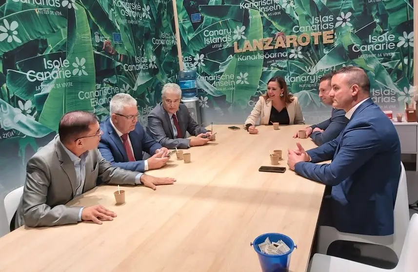 La presidenta del Cabildo, María Dolores Corujo, con representantes municipales en la oficina de Lanzarote.