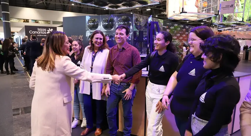 María Dolores Corujo junto a un grupo de 14 estudiantes de Formación Profesional Dual.