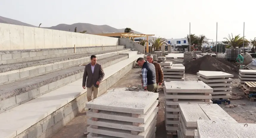 Visita de los componentes del Gobierno de Yaiza a la obra del centro deportivo San Marcial del Rubicón.
