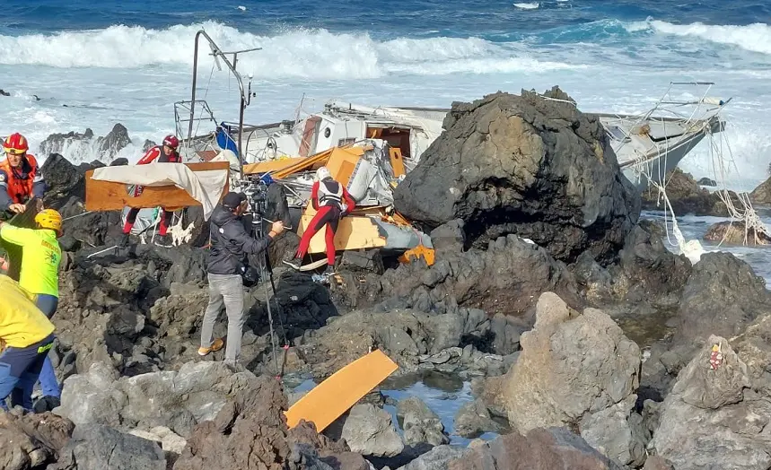 Imagen de los bomberos del Consorcio recogiendo los enseres del velero encallado.