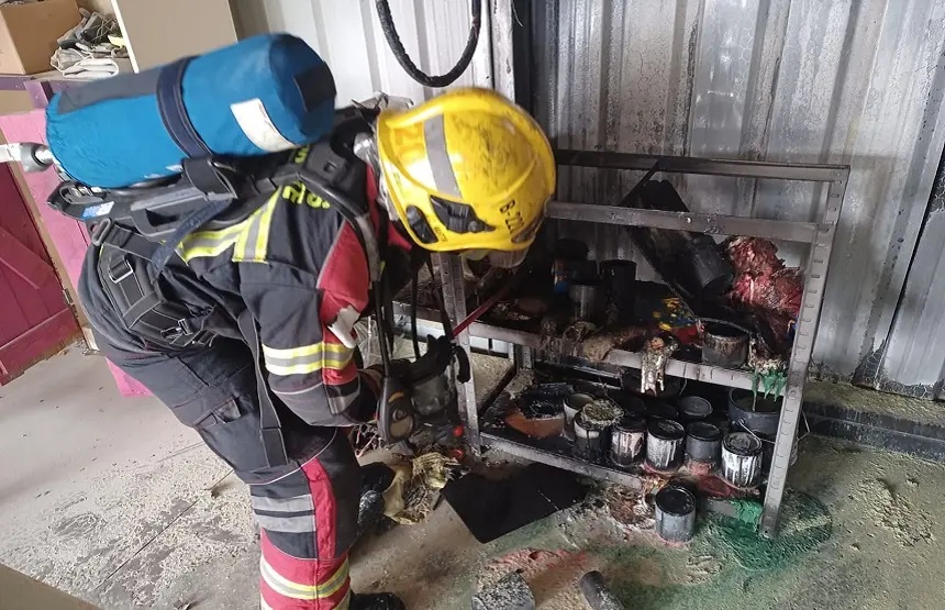 Imagen de los bomberos junto a la zona donde se había producido el fuego.