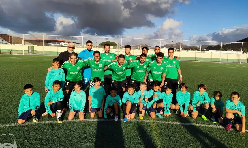 Los jugadores del Yaiza, felices tras el encuentro y el meritorio punto obtenido