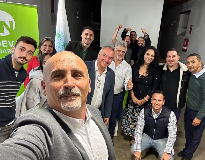 Imagen de la agrupación de San Bartolomé con Luis Campos