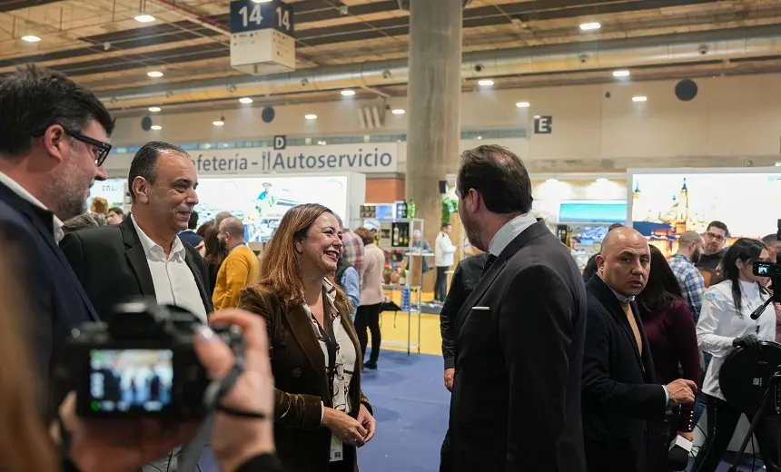 La presidenta del Cabildo, el consejero de Agricultura y el alcalde de San Bartolomé en la Feria.