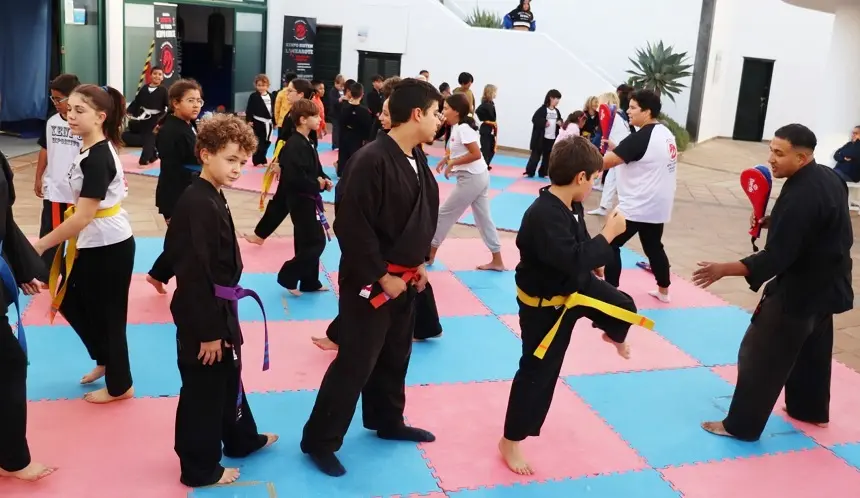 Imagen de jovenes de Yaiza practicando Kenpo.