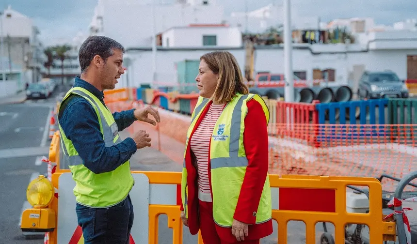 Astrid Pérez junto a Eduardo Placeres en la calle Portugal.