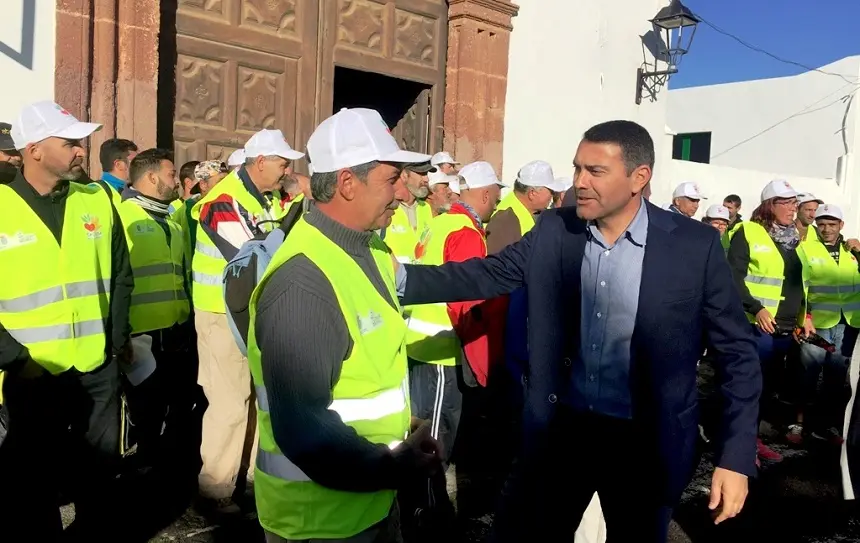 Oswaldo Betancort junto a un componente del Plan de Empleo en Teguise.