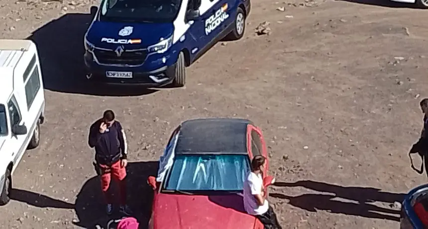 Imagen de la Policía Nacional acudiendo al descampado de la calle Donantes de Sangre.