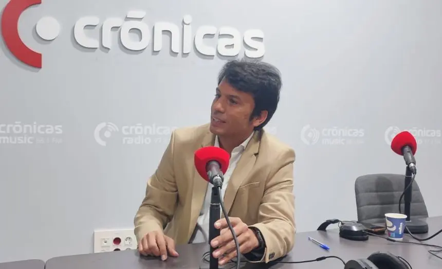 Marcos Bergaz en el estudio de Crónicas Radio.
