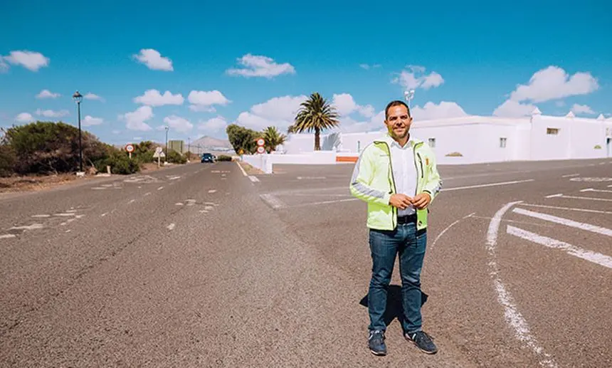 Jacobo Medina en una visita a la carretera cuando era consejero de Obras Públicas.