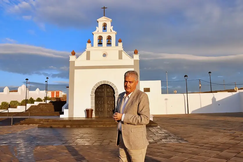 José Juan Cruz junto a la iglesia de La Candelaria.