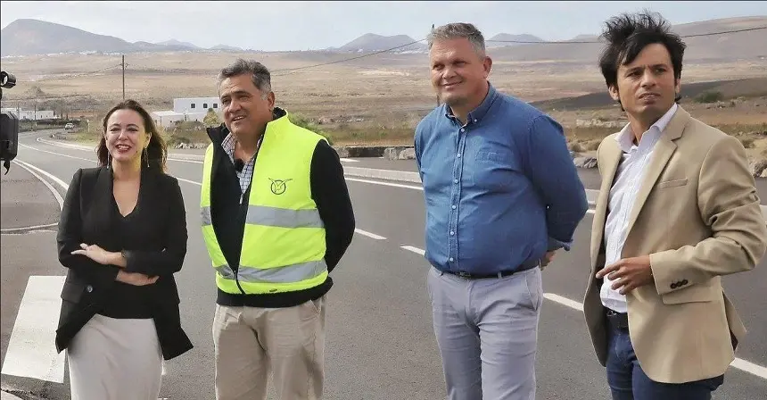 La presidenta del Cabildo visitando la carretera este miércoles. 