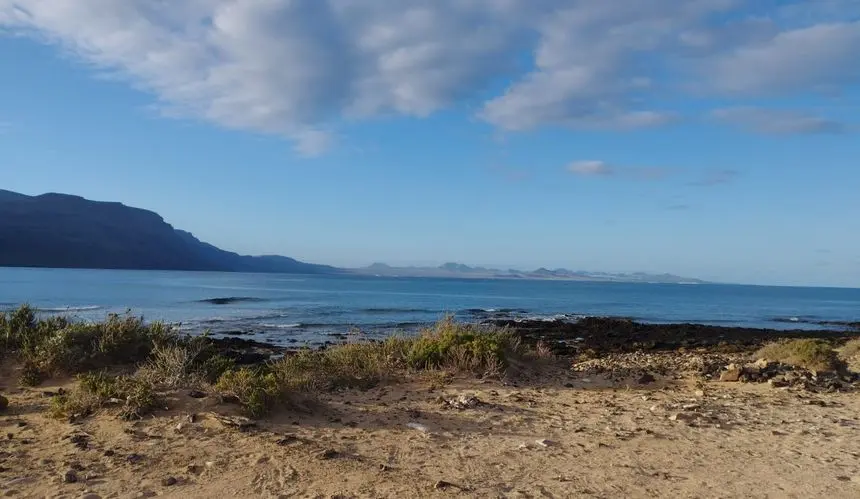 Vista de Famara desde La Graciosa.