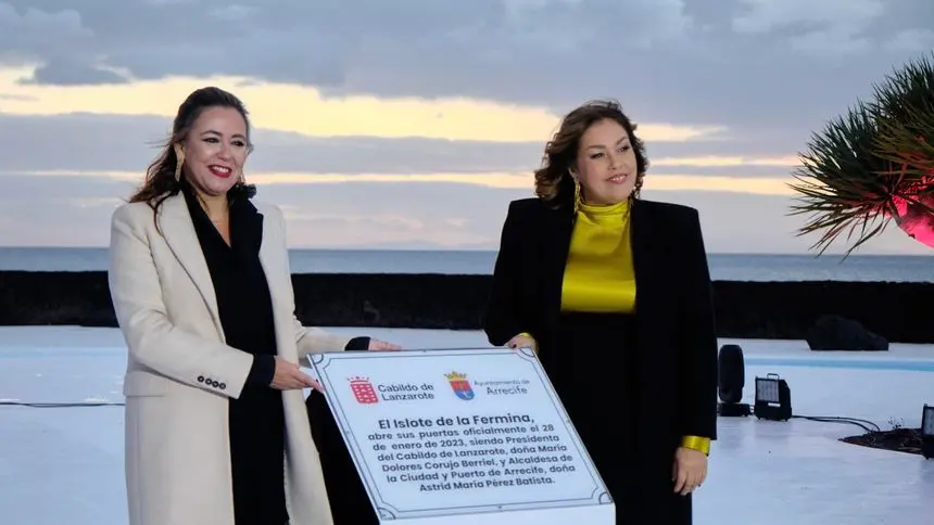 Astrid Pérez y María Dolores Corujo este sábado sonrientes en la nueva inauguración del Islote de la Fermina