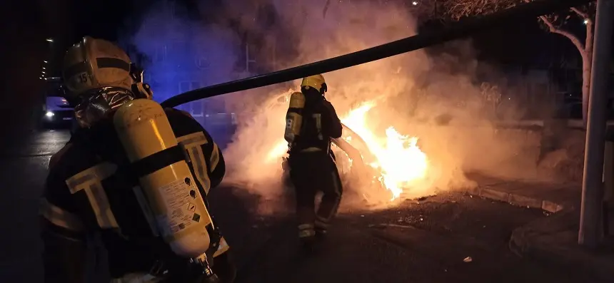 Imagen de los bomberos extinguiendo el fuego.