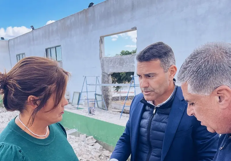 Olivia Duque, Oswaldo Betancort y Eugenio Robayna visitando la obra.