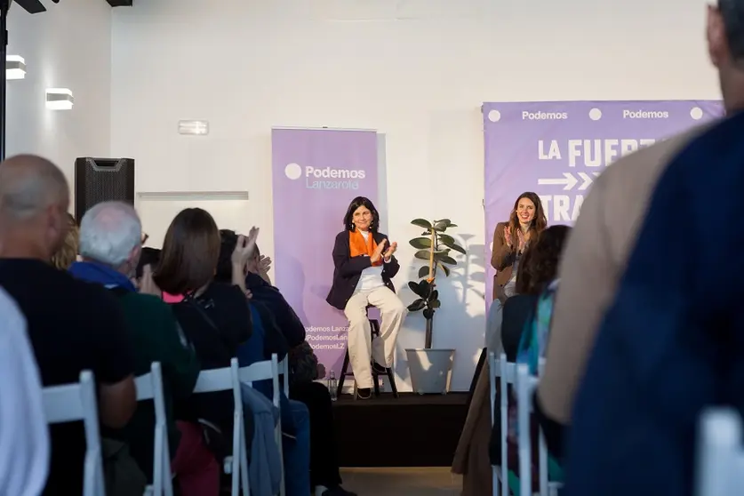 Nona Perera durante el acto de Podemos realizado en la Marina de Lanzarote.