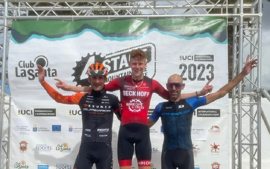 Ostergaard en el podio de la 4 Stage MTB Race Markt.